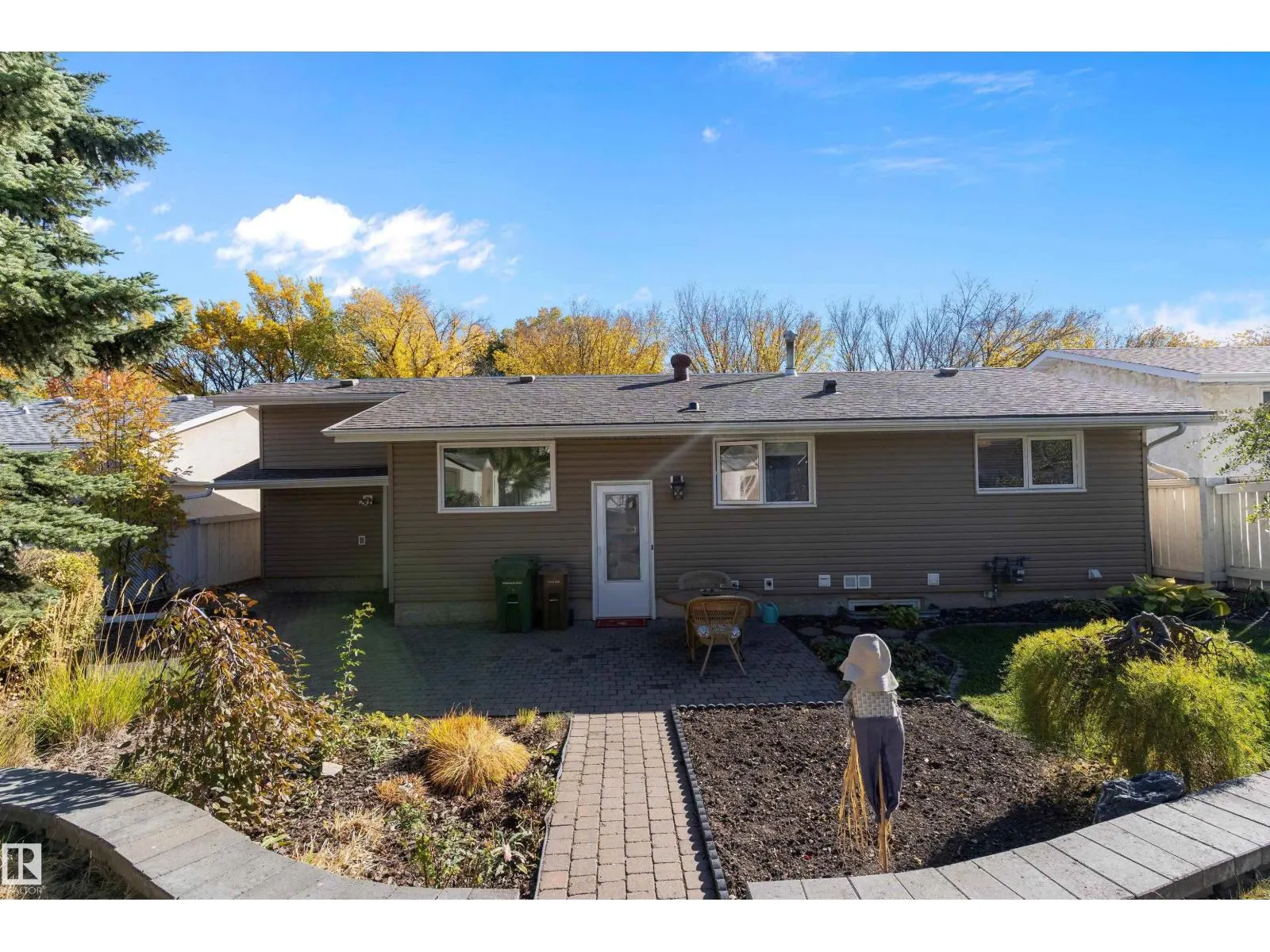 8 FARMSTEAD AV
