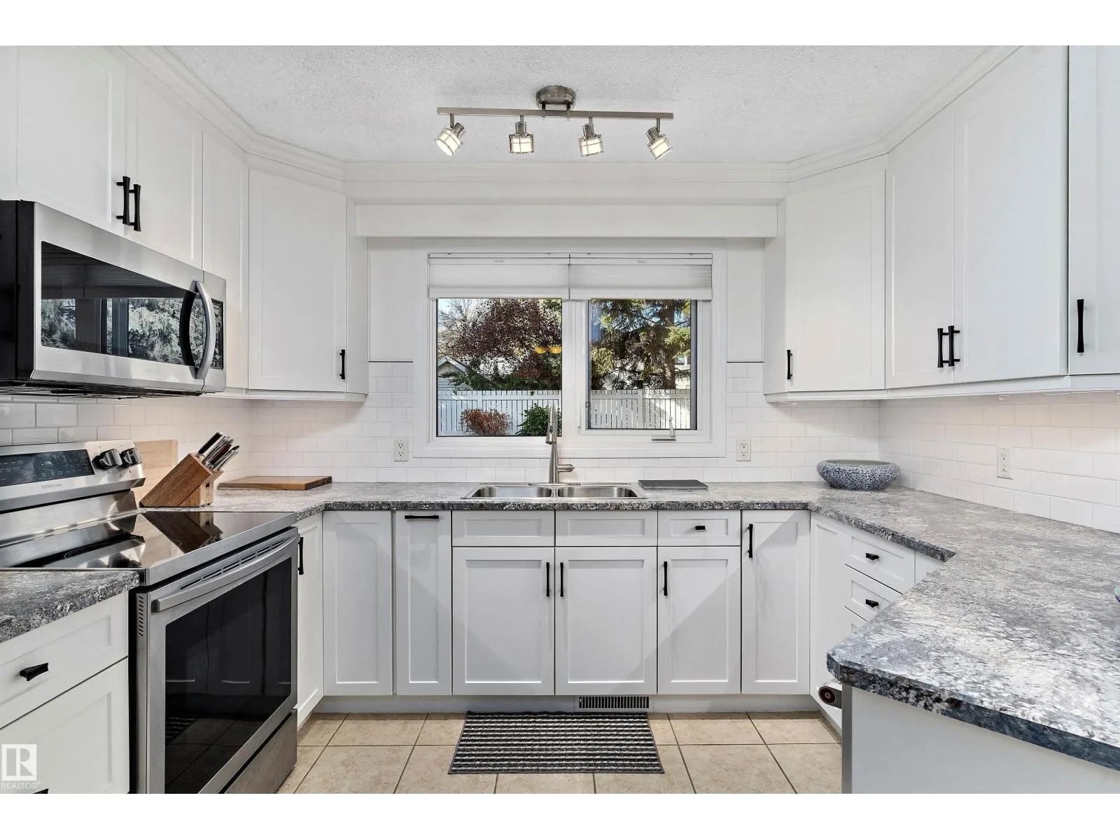 8 FARMSTEAD AV