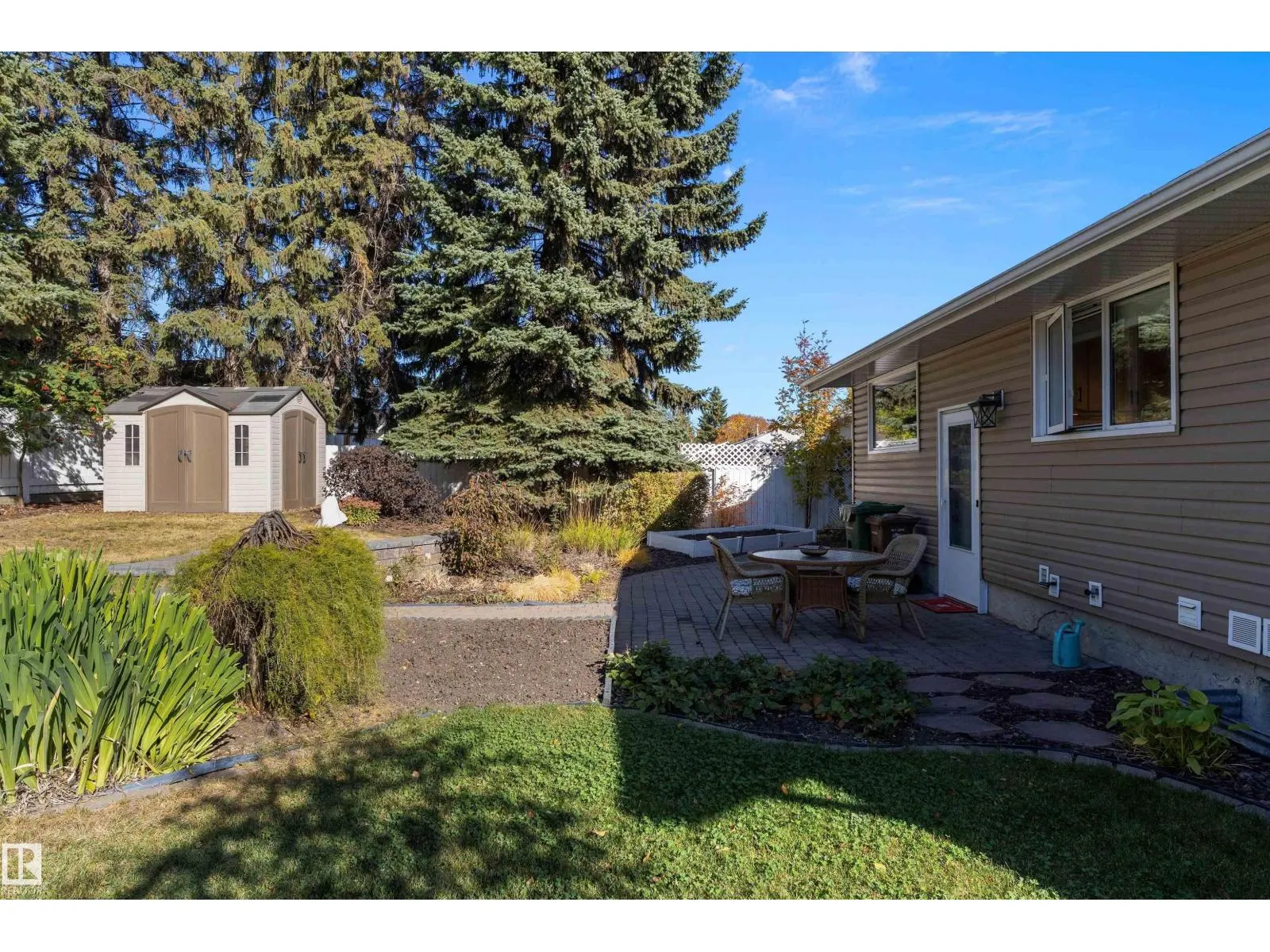 8 FARMSTEAD AV