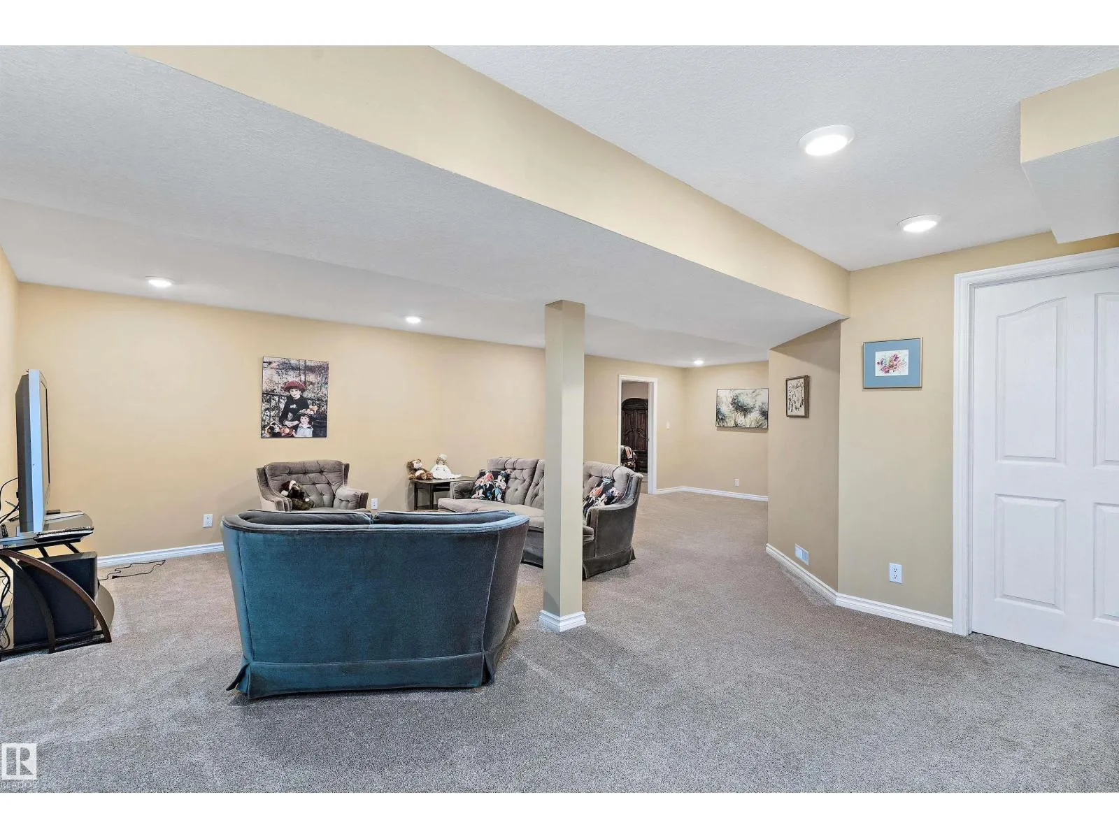 8 FARMSTEAD AV