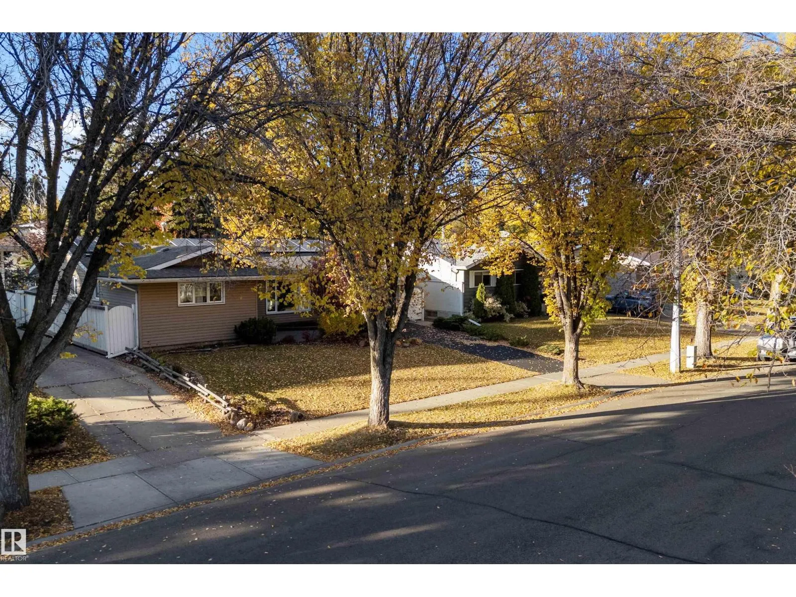 8 FARMSTEAD AV