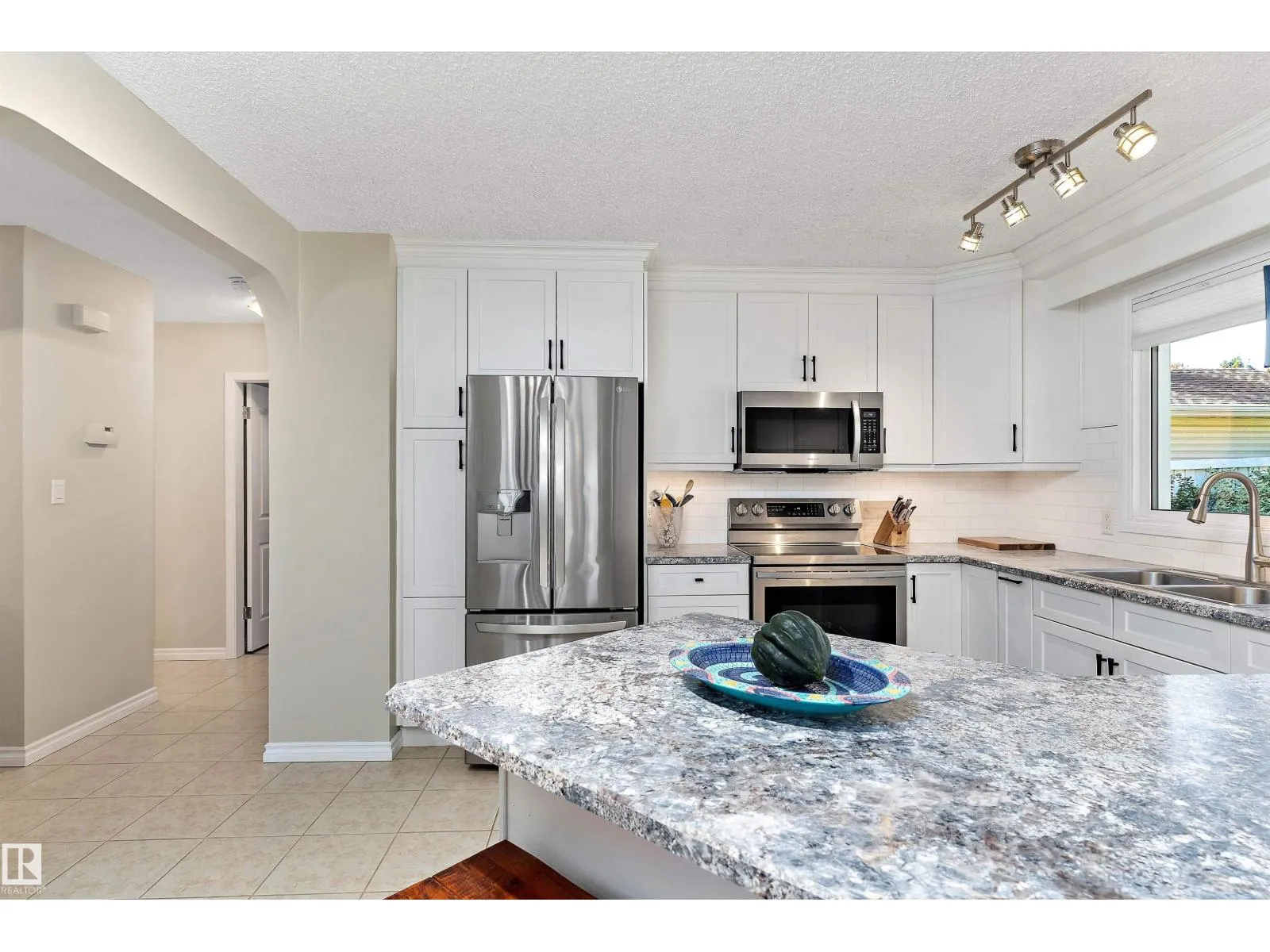 8 FARMSTEAD AV