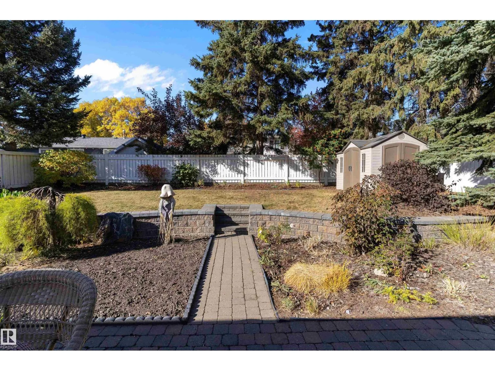 8 FARMSTEAD AV