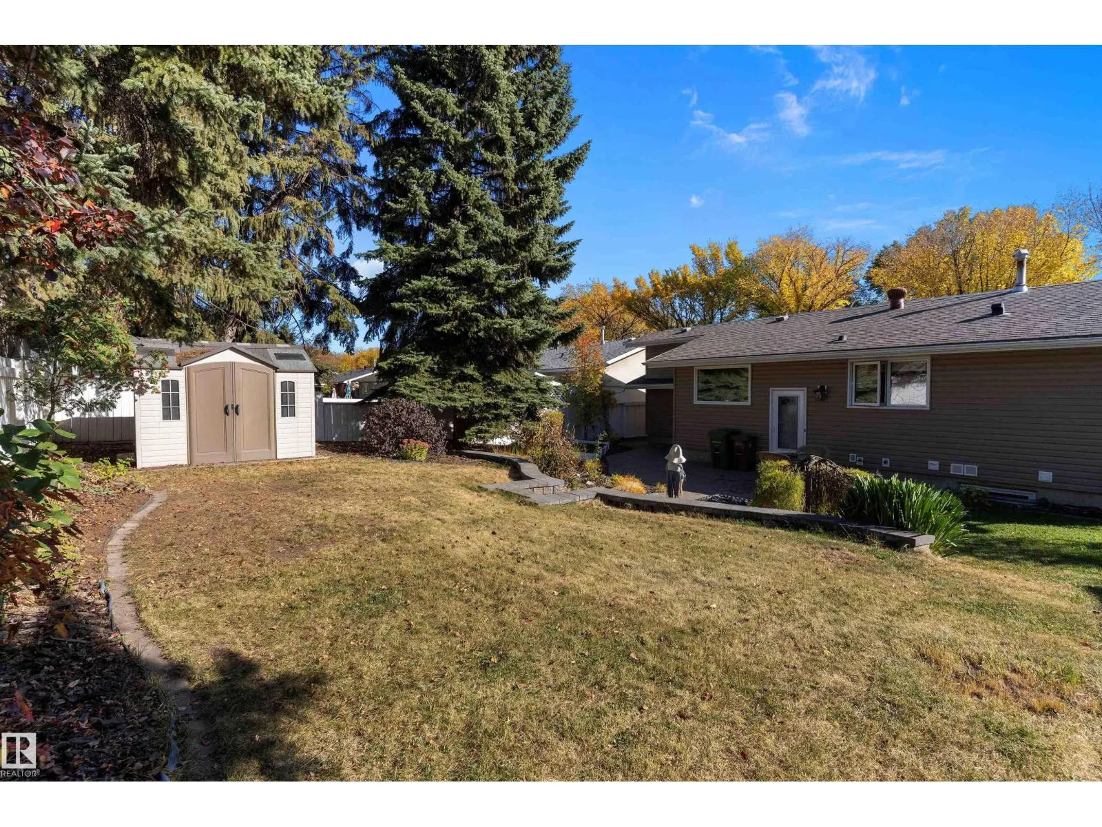 8 FARMSTEAD AV