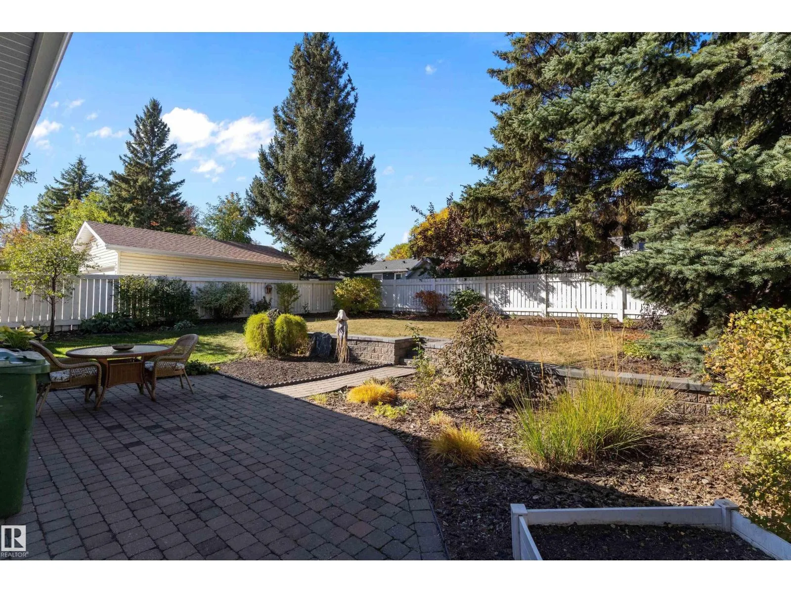 8 FARMSTEAD AV