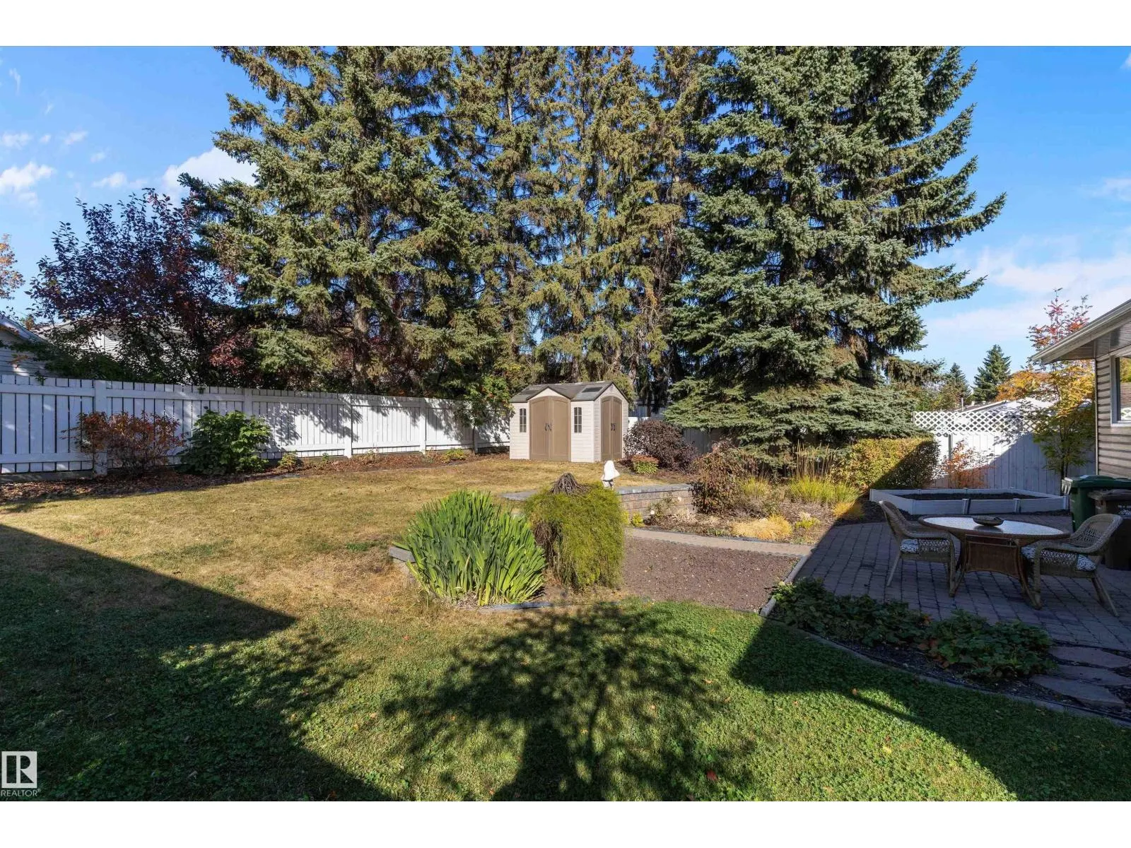 8 FARMSTEAD AV