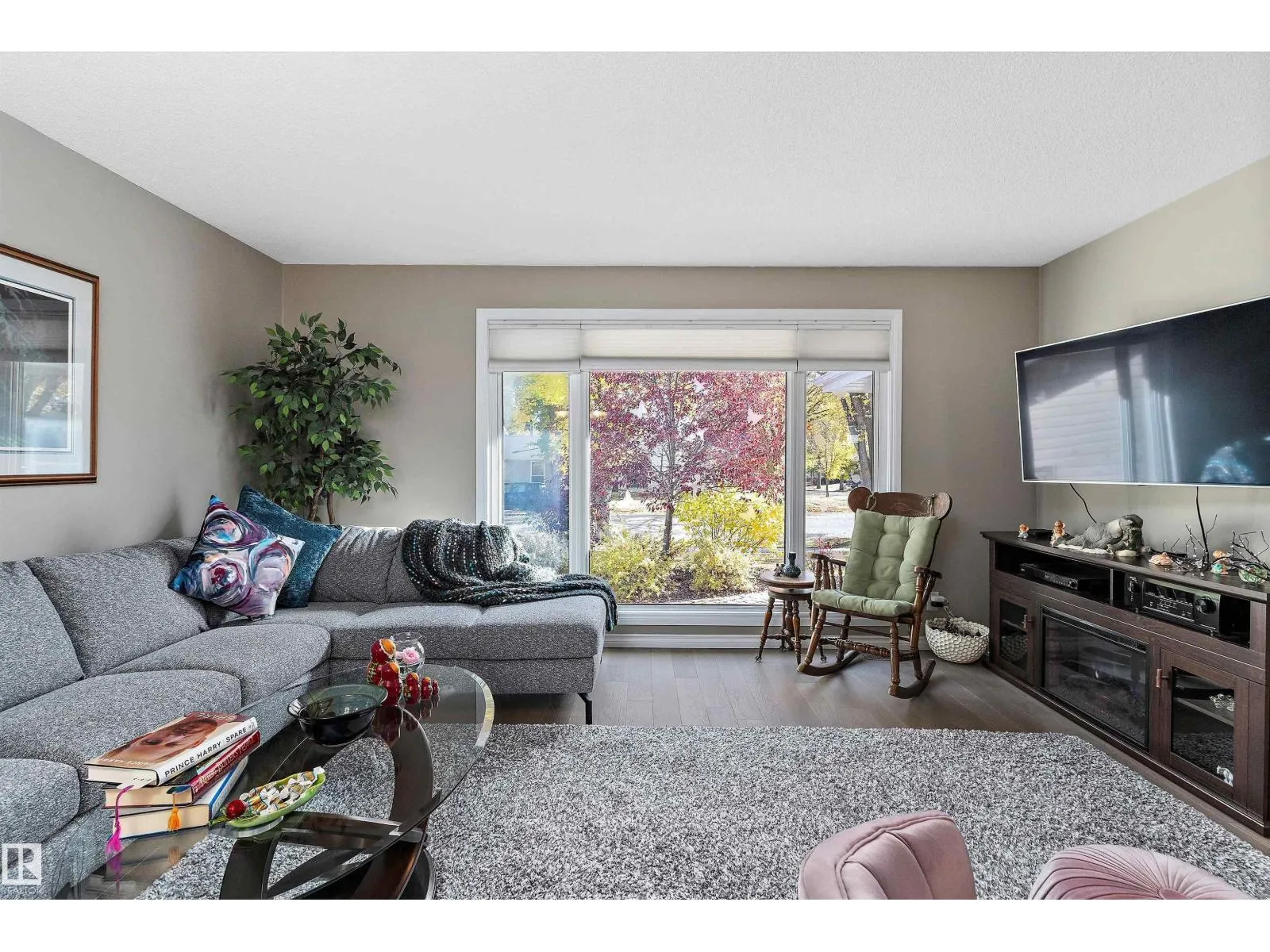 8 FARMSTEAD AV