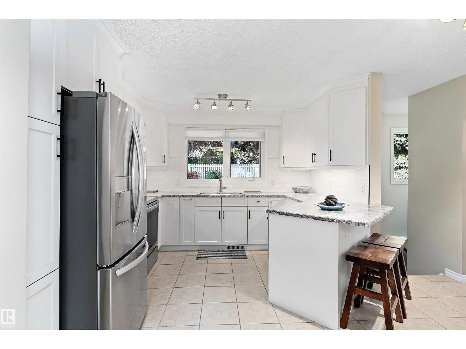 8 FARMSTEAD AV