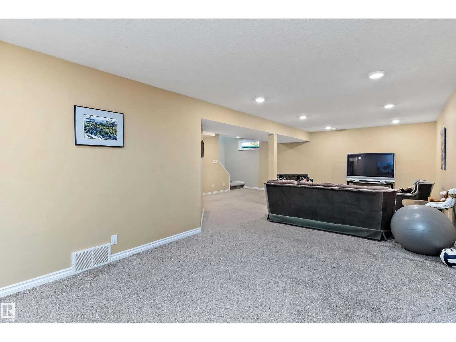 8 FARMSTEAD AV