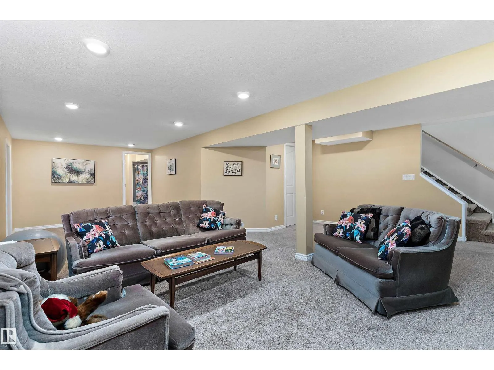 8 FARMSTEAD AV