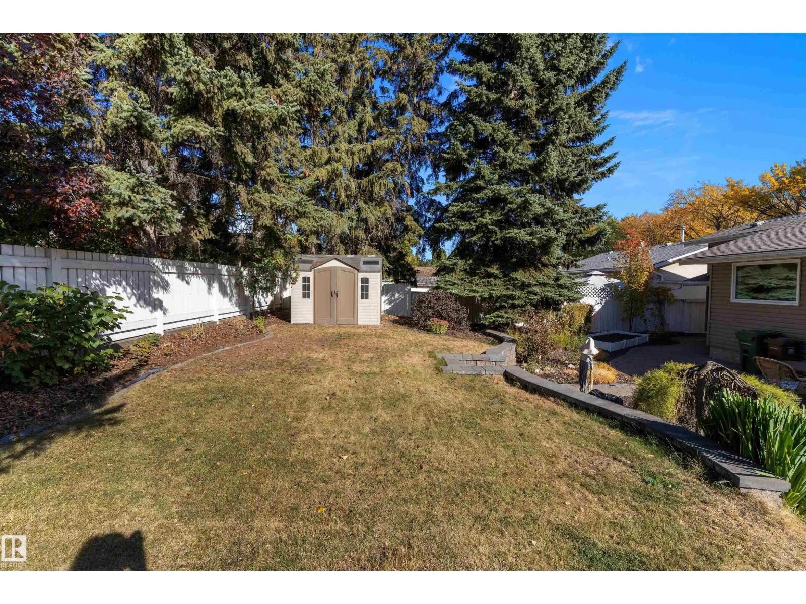 8 FARMSTEAD AV