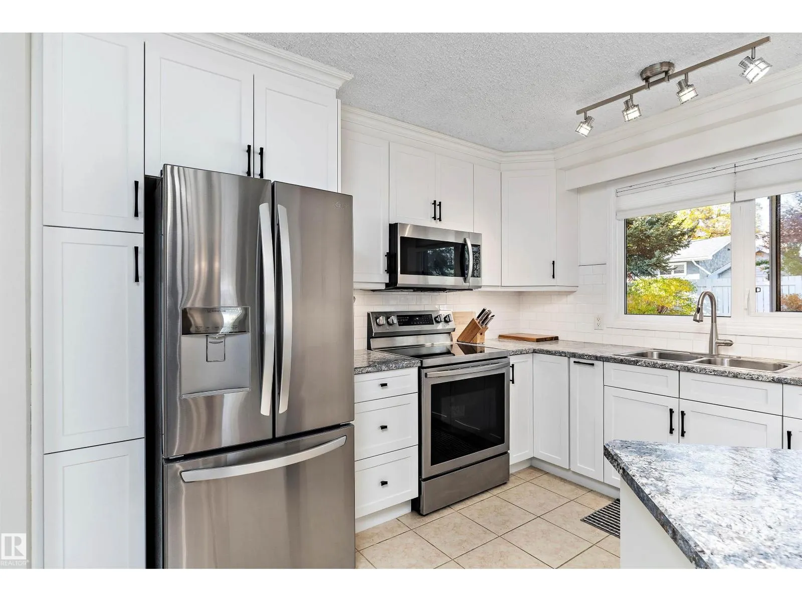 8 FARMSTEAD AV