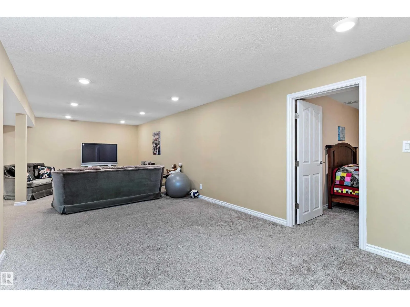 8 FARMSTEAD AV