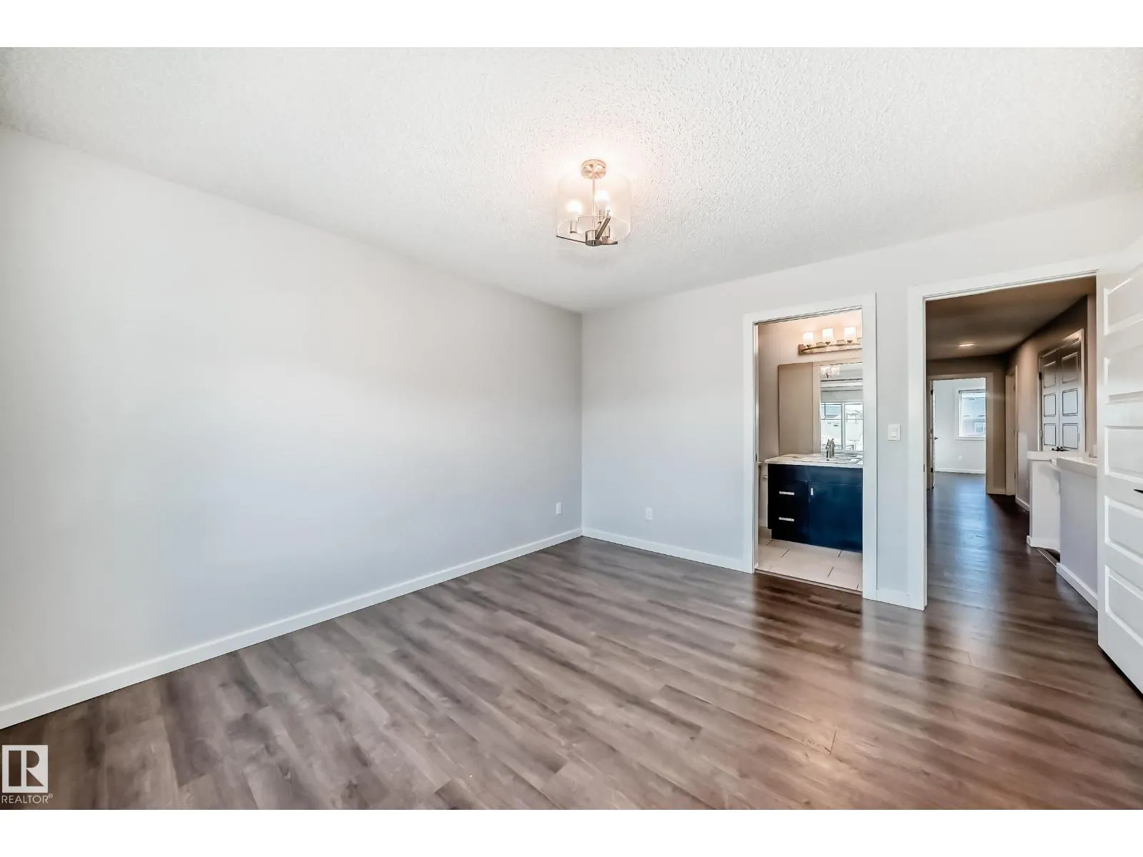 8723 221 ST NW
