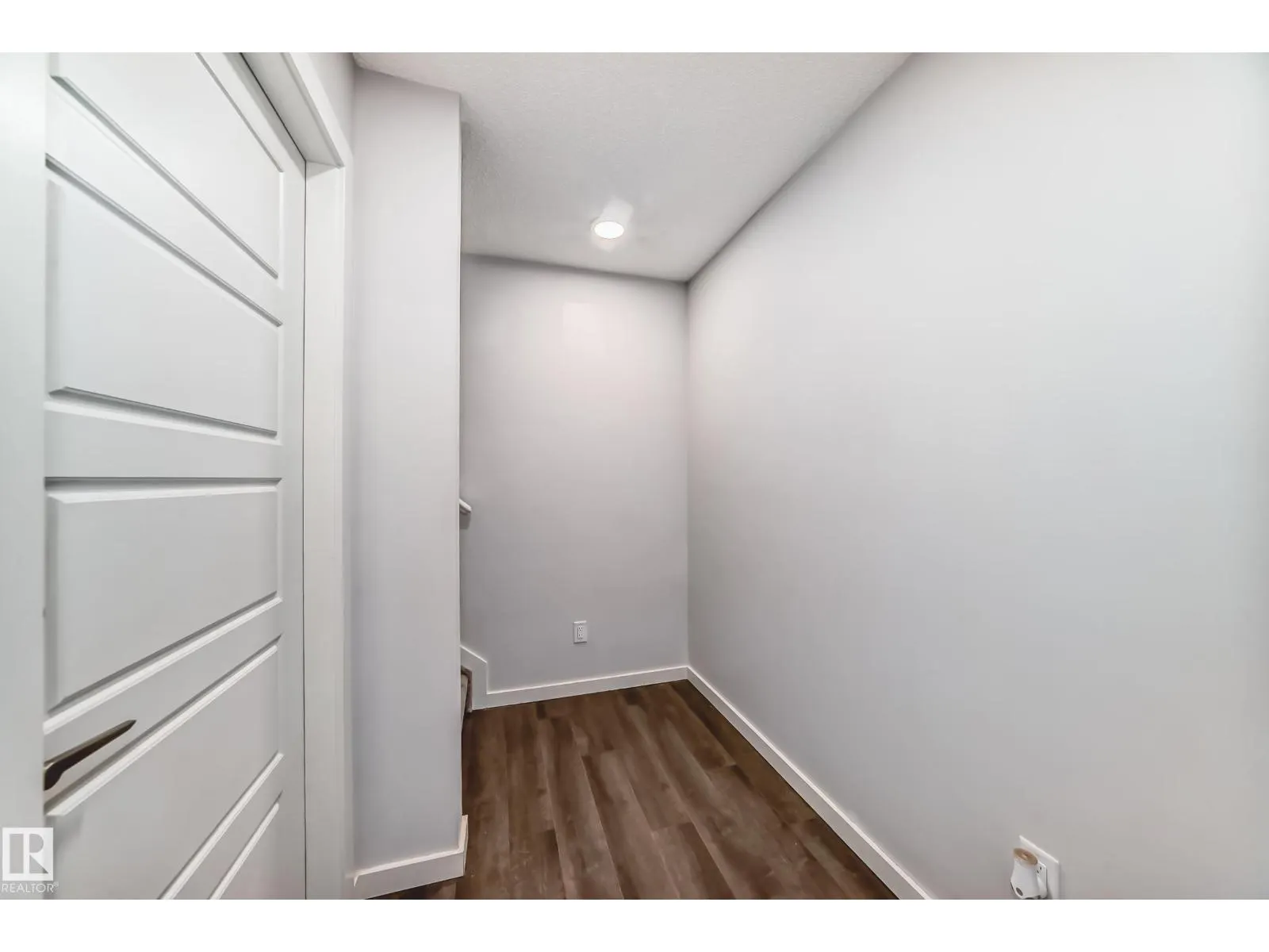 8723 221 ST NW