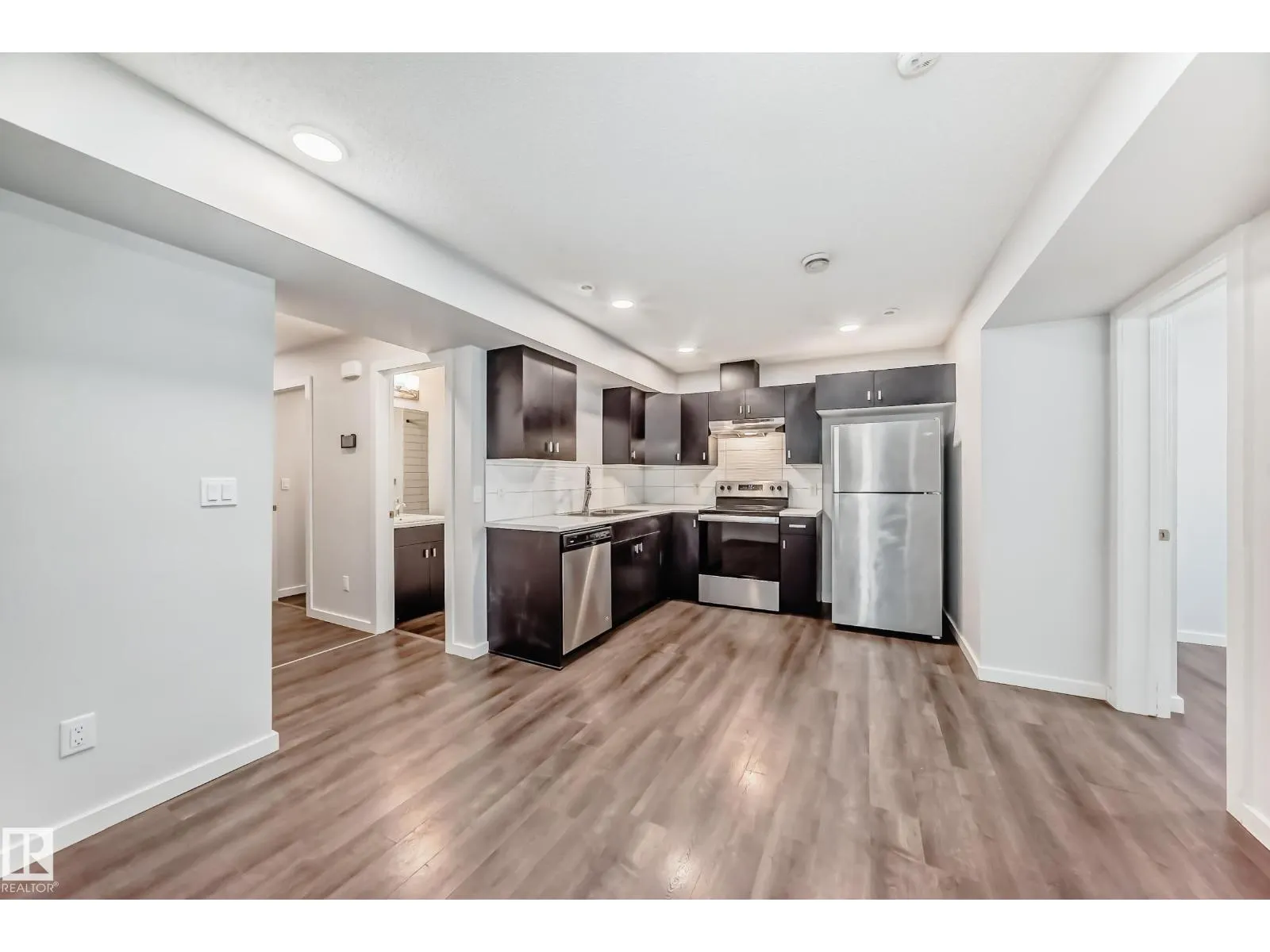 8723 221 ST NW