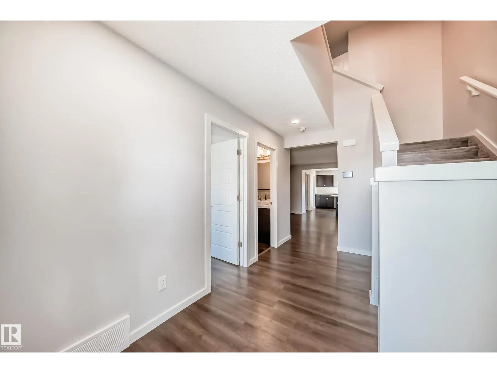 8723 221 ST NW