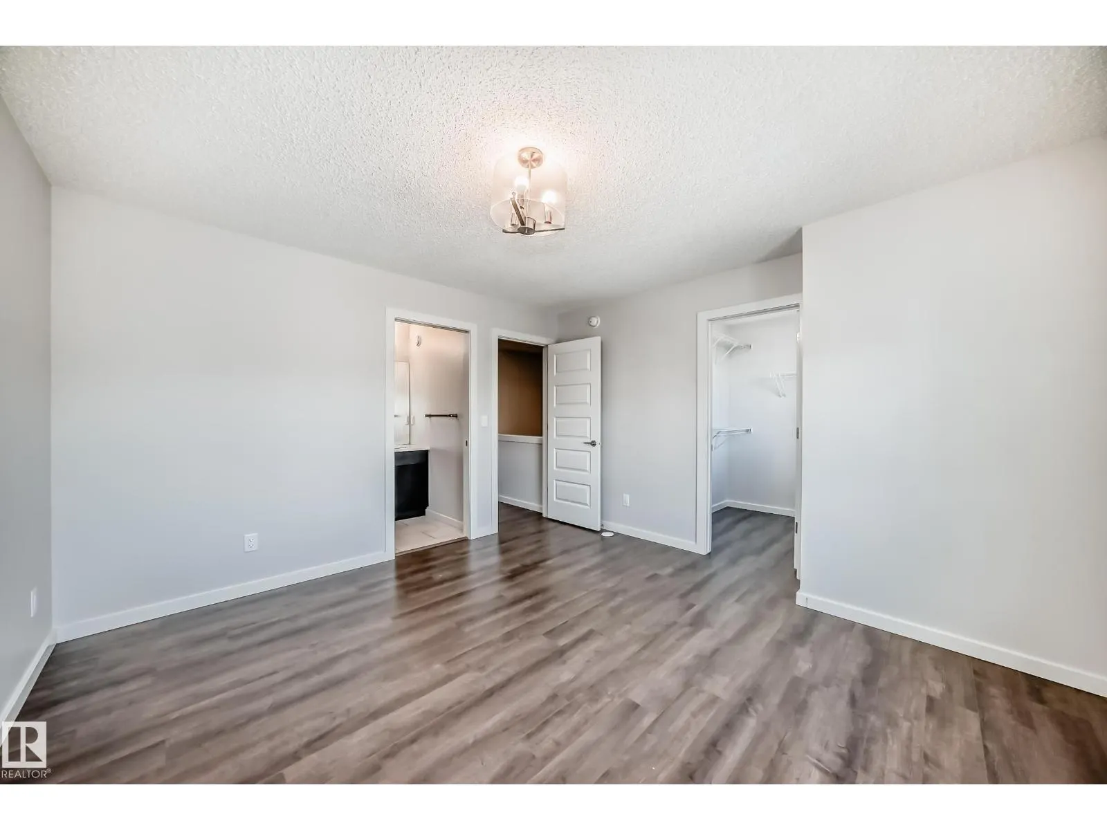 8723 221 ST NW