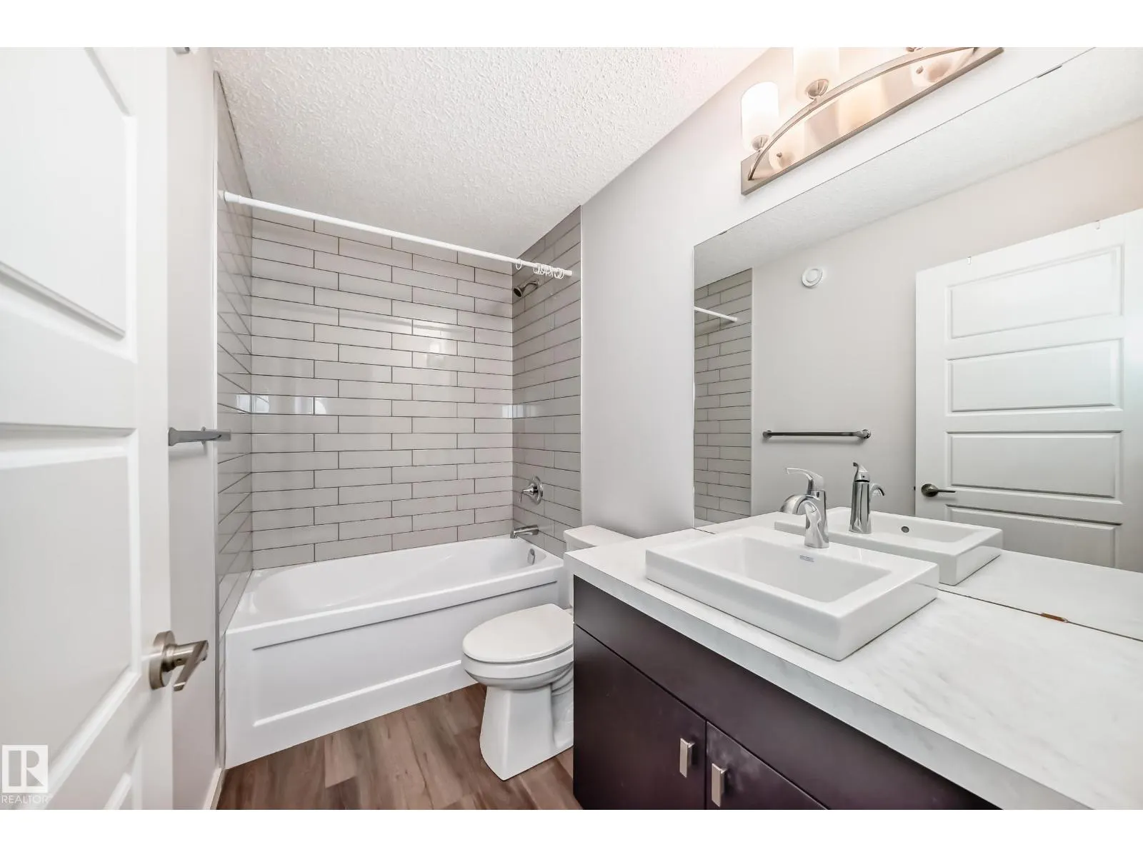 8723 221 ST NW