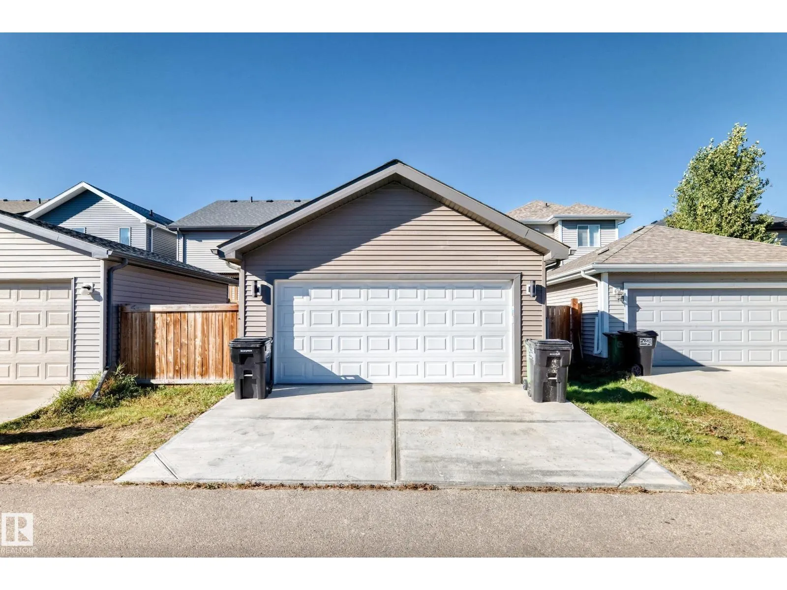 8723 221 ST NW