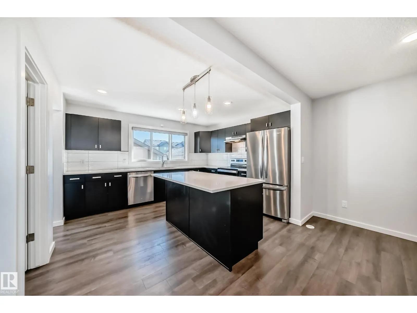 8723 221 ST NW