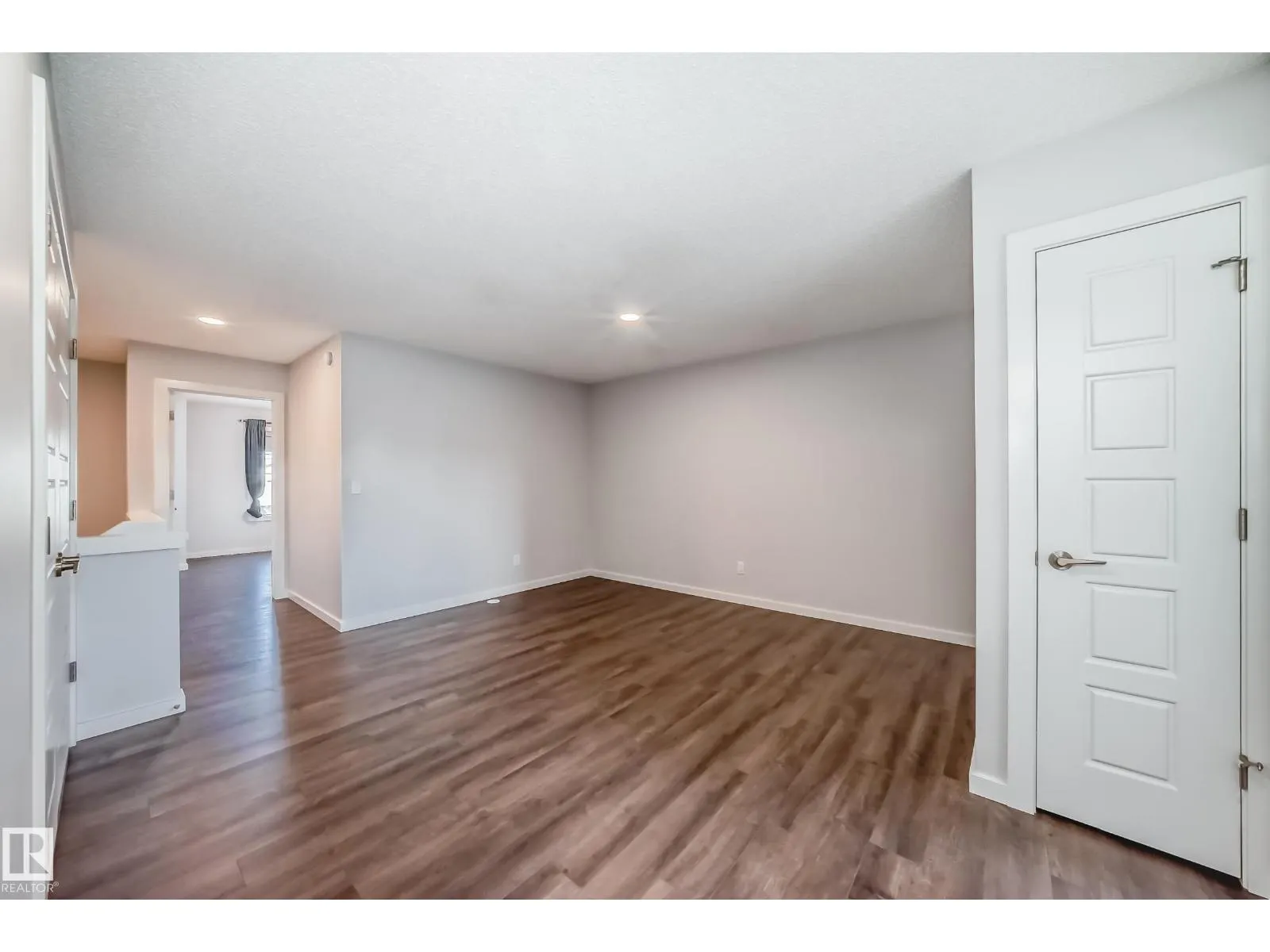 8723 221 ST NW