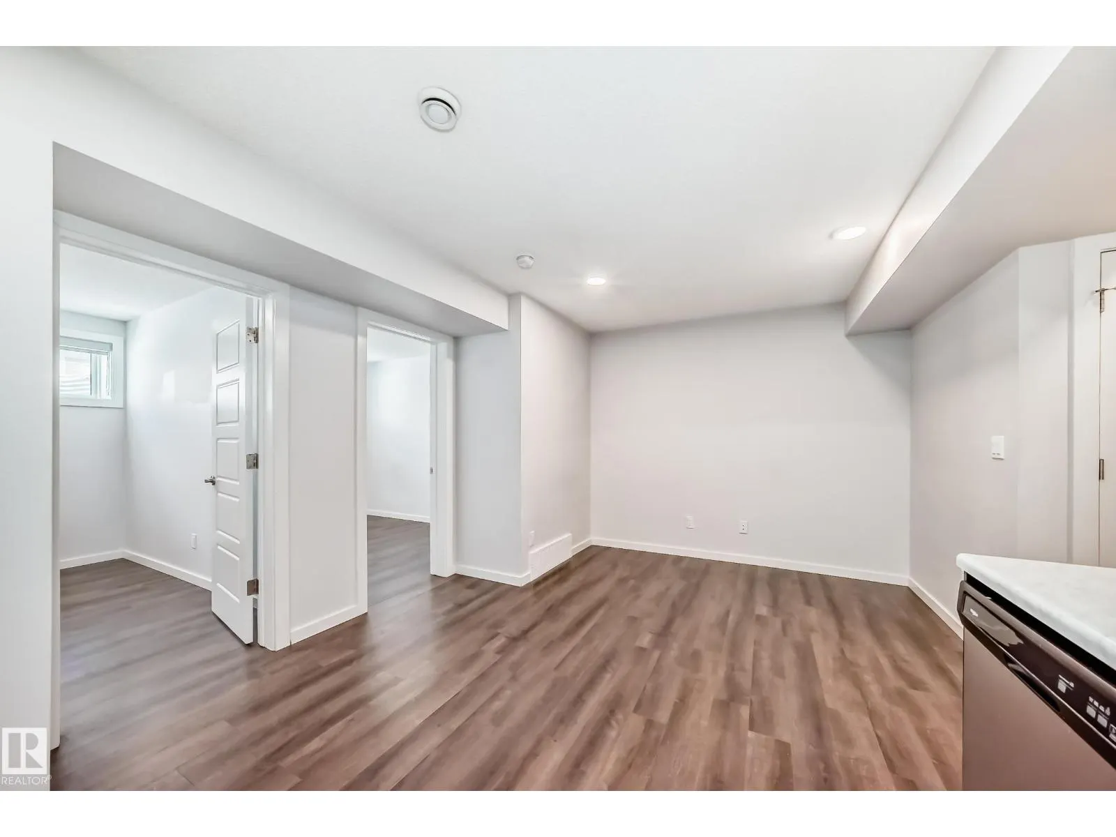 8723 221 ST NW