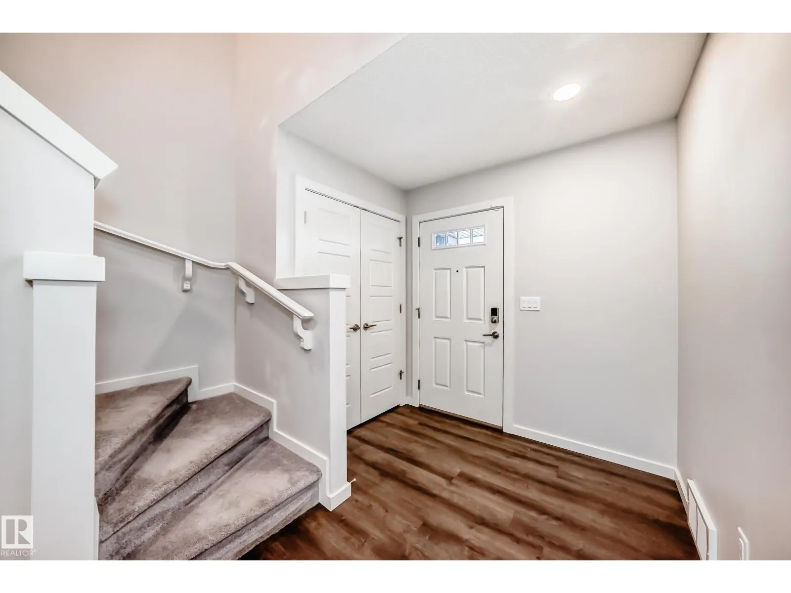 8723 221 ST NW