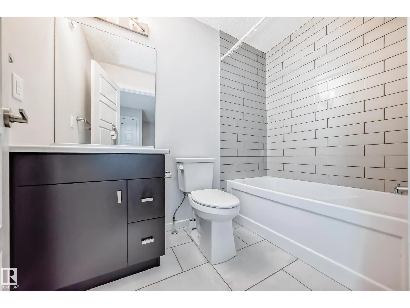 8723 221 ST NW