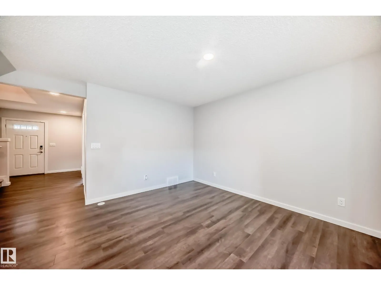 8723 221 ST NW