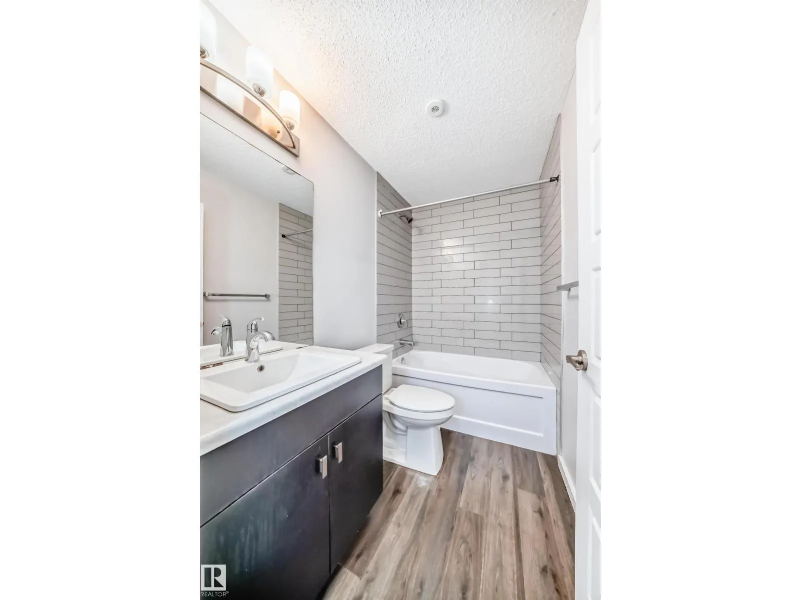 8723 221 ST NW