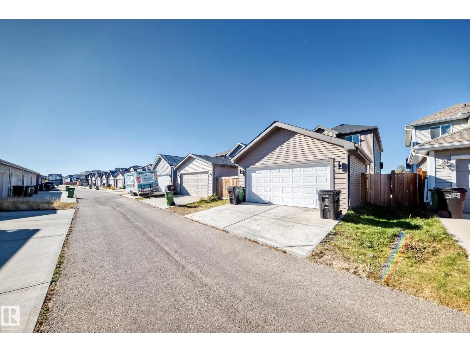 8723 221 ST NW
