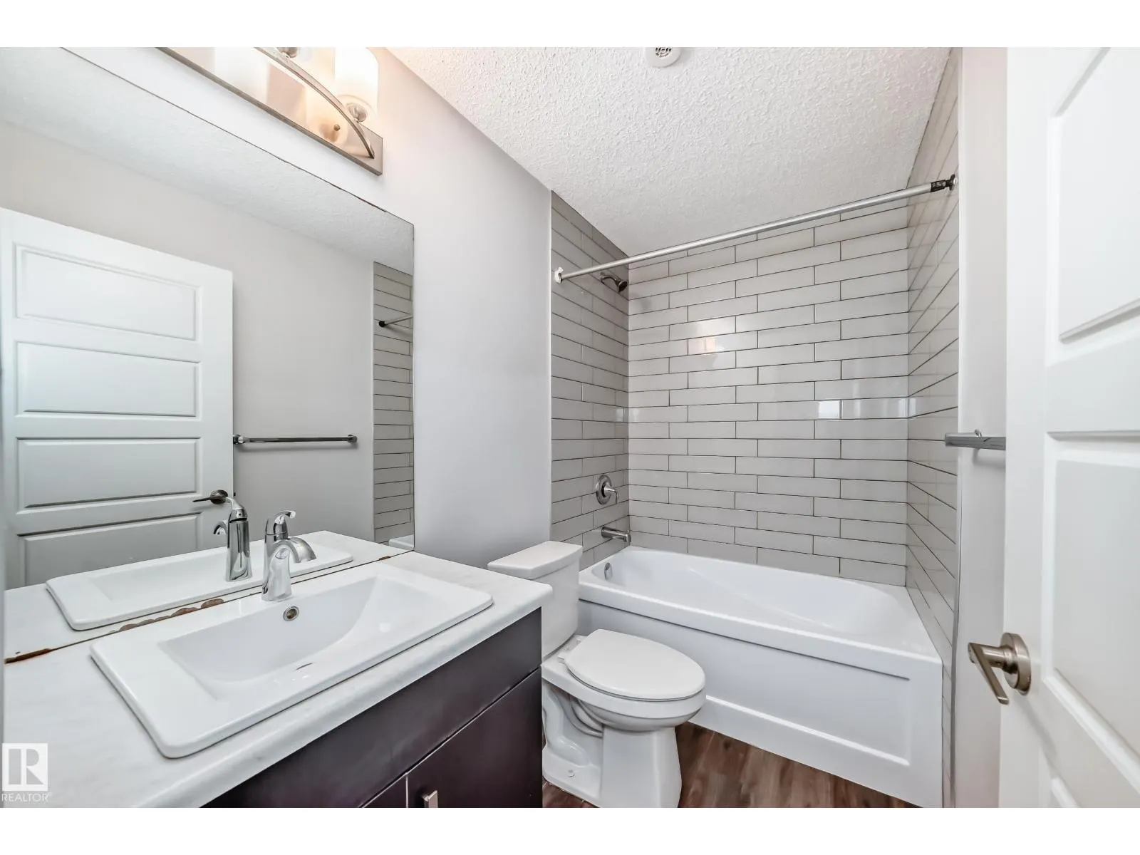 8723 221 ST NW