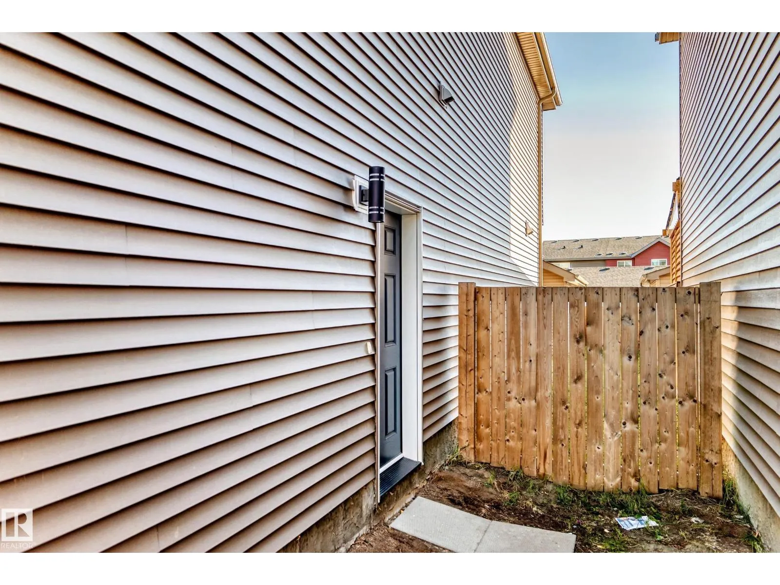 8723 221 ST NW
