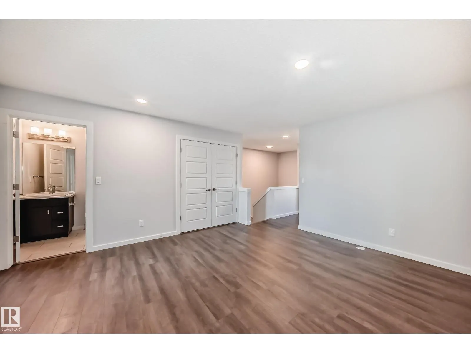 8723 221 ST NW
