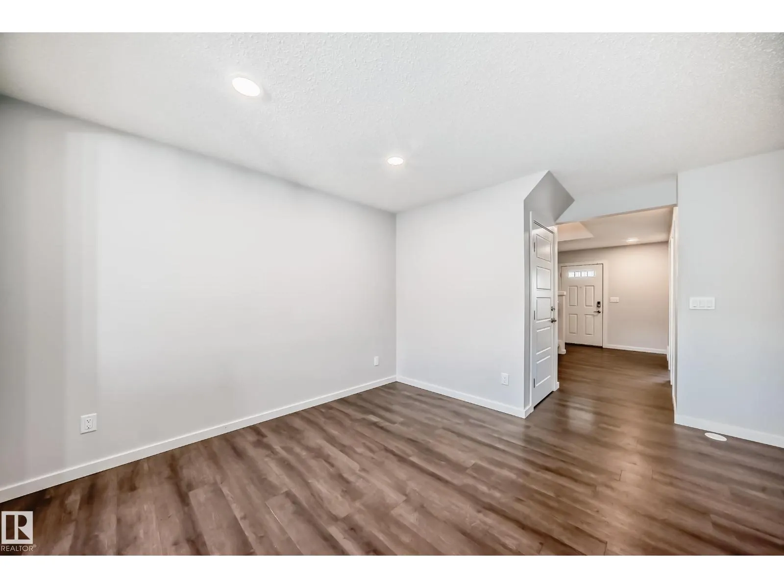 8723 221 ST NW