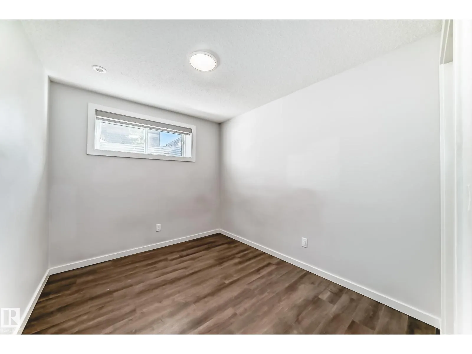 8723 221 ST NW