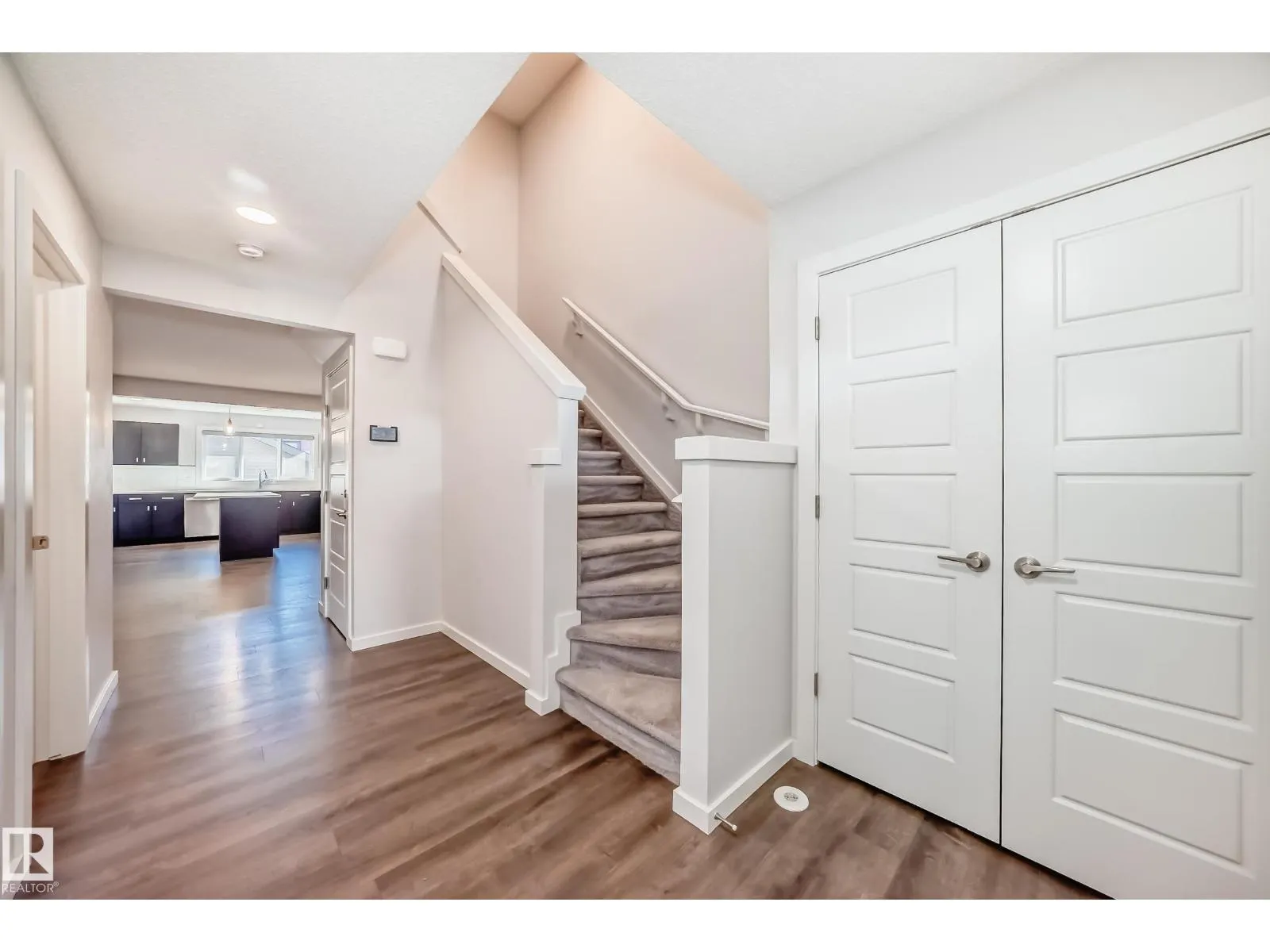 8723 221 ST NW