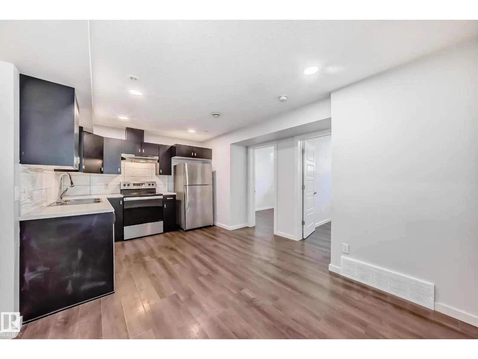 8723 221 ST NW