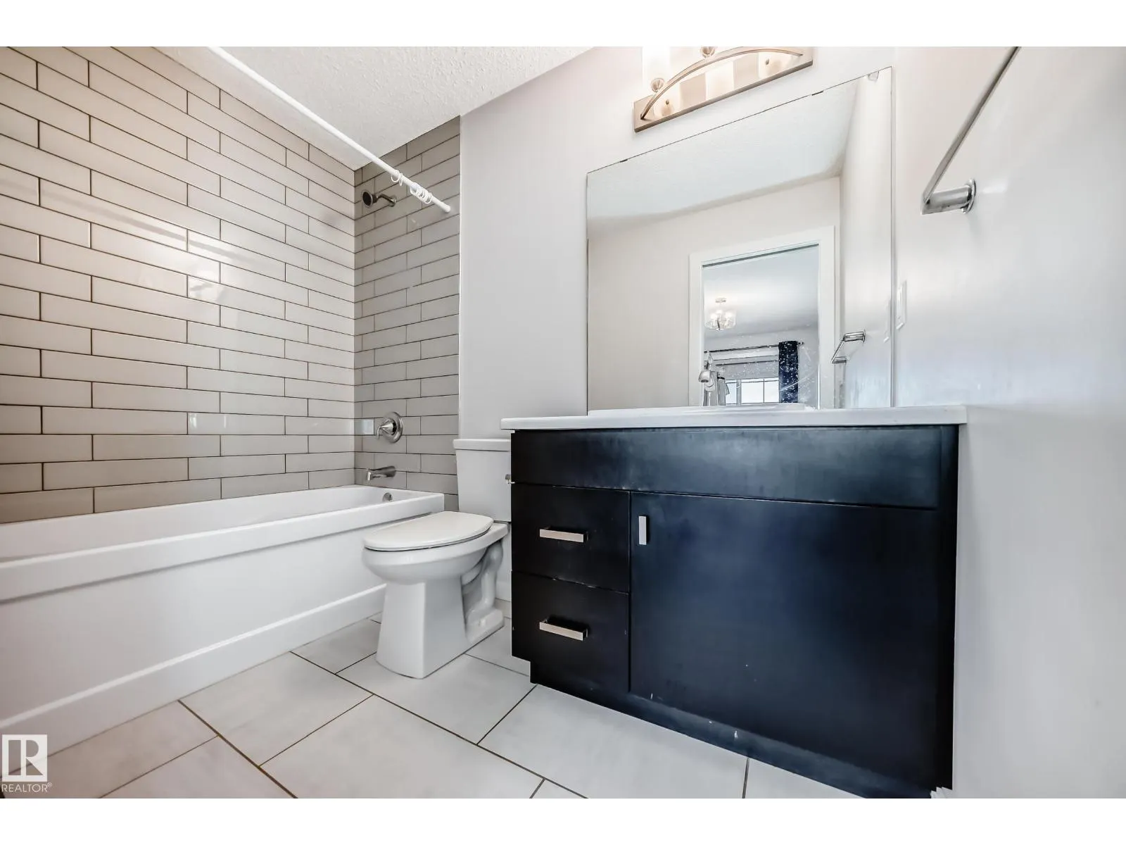 8723 221 ST NW