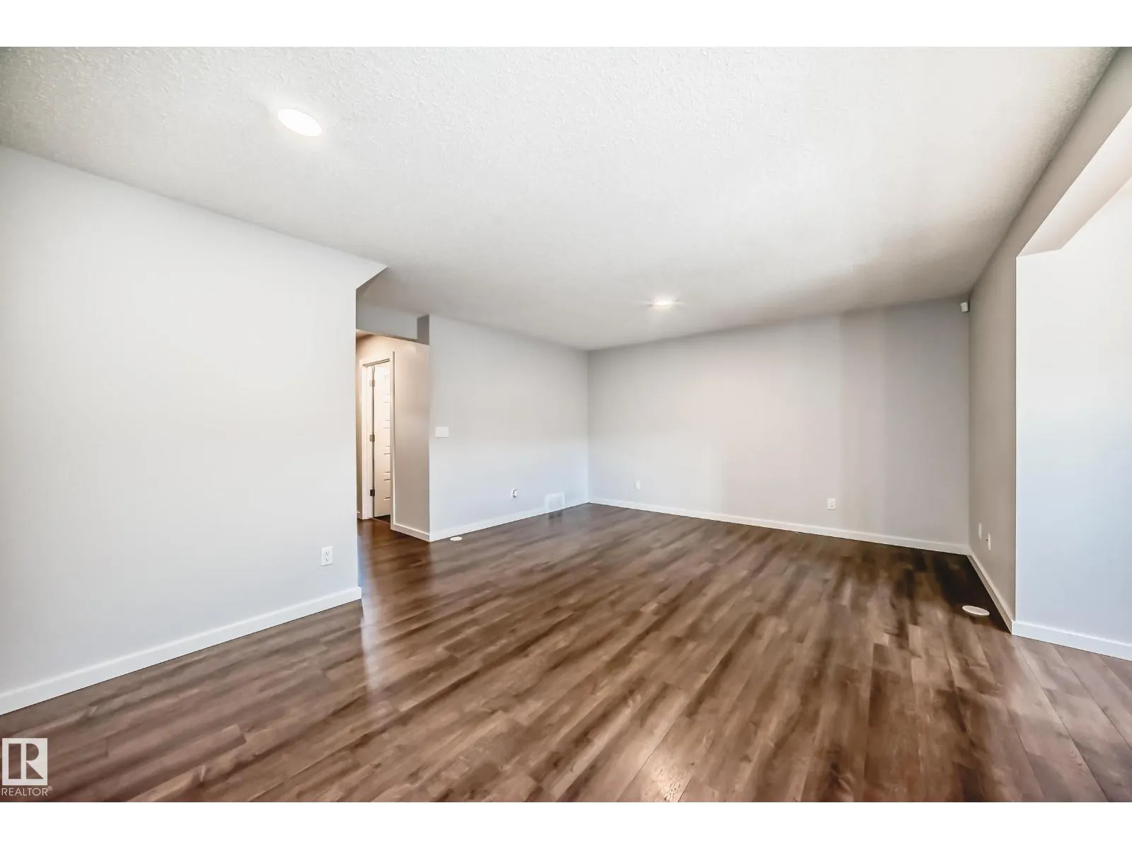 8723 221 ST NW