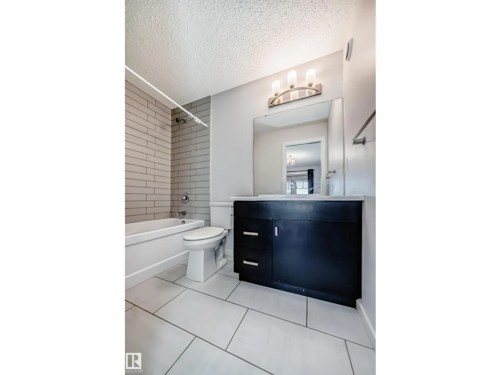 8723 221 ST NW