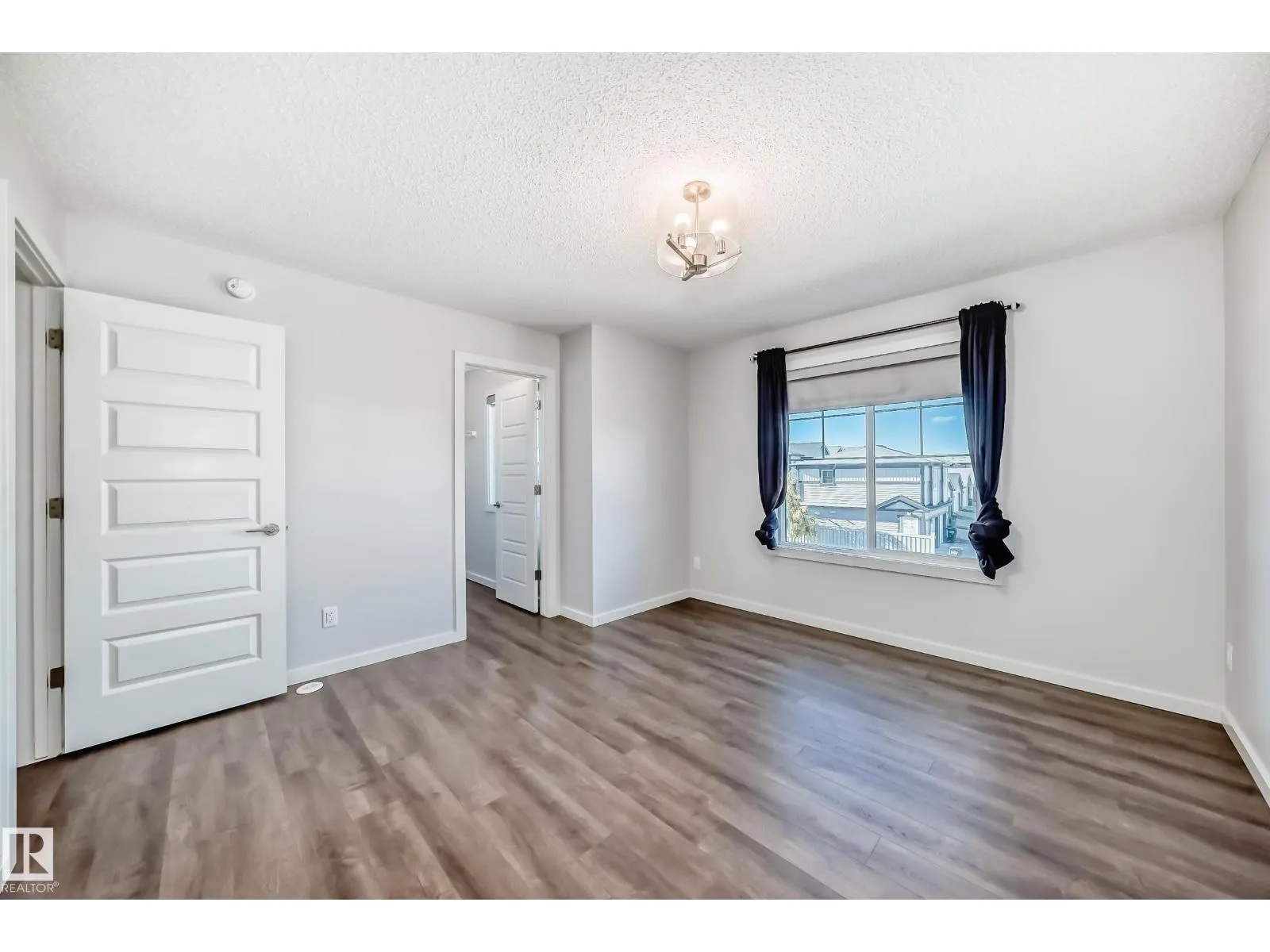 8723 221 ST NW