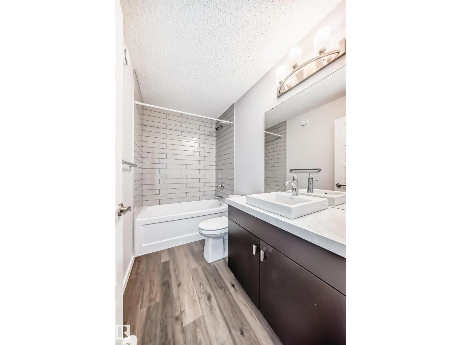 8723 221 ST NW