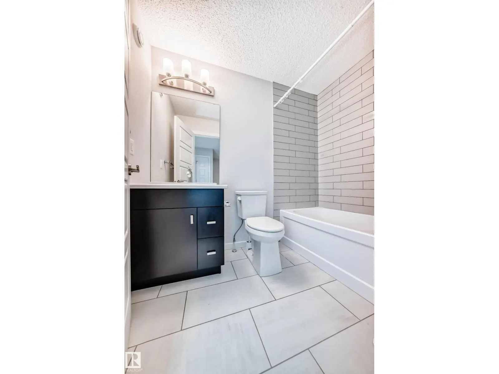 8723 221 ST NW