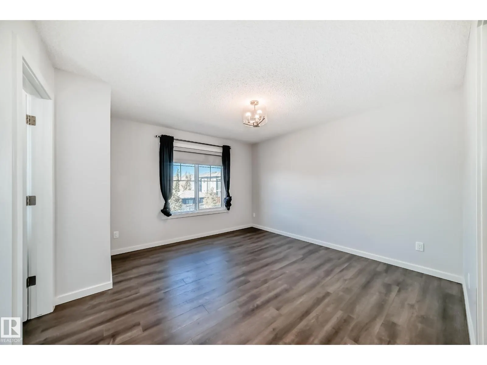 8723 221 ST NW