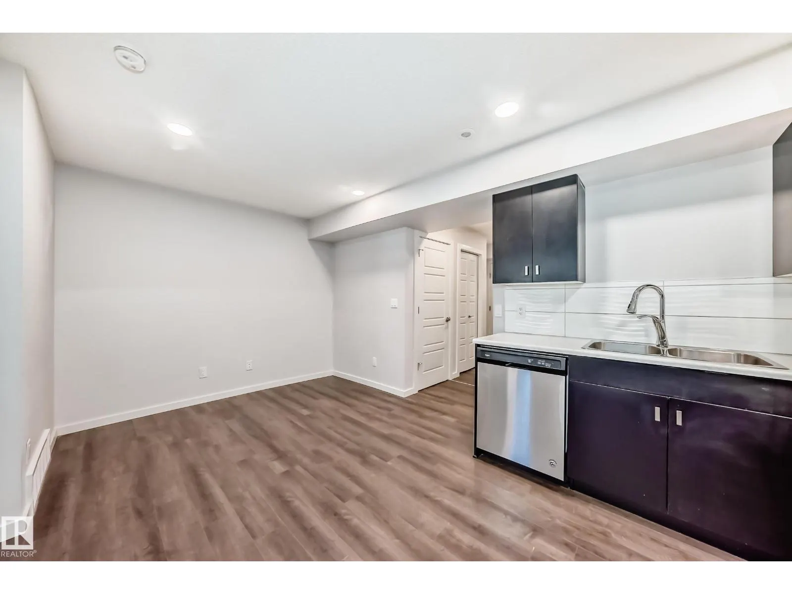 8723 221 ST NW