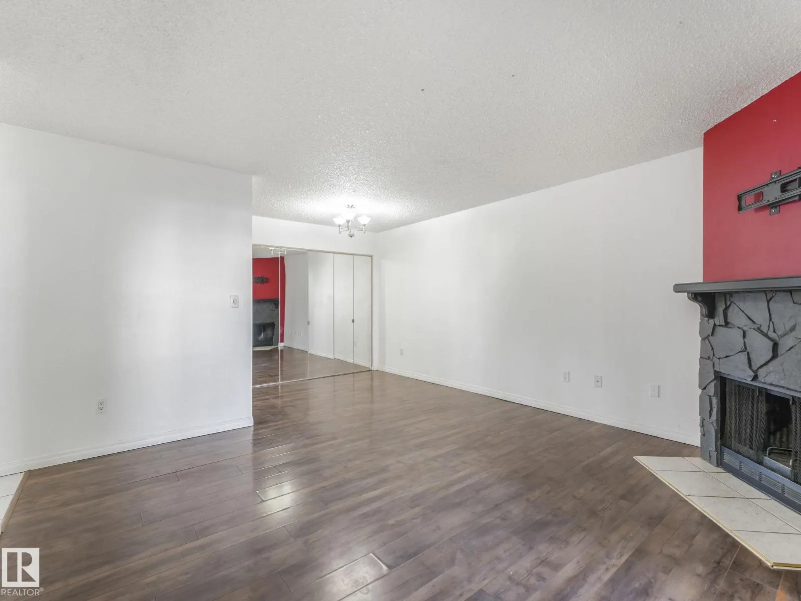 #107 10421 93 ST NW