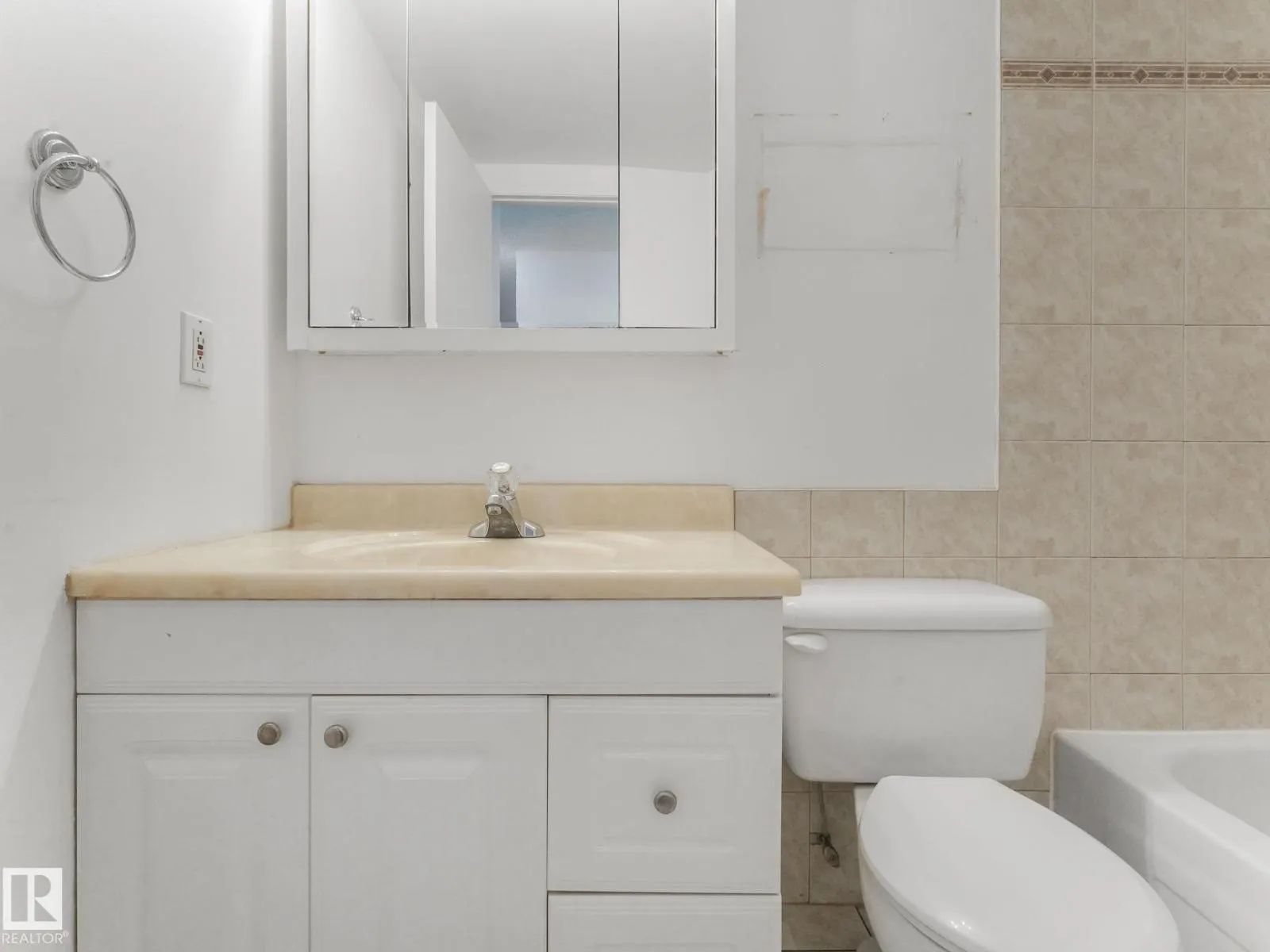 #107 10421 93 ST NW