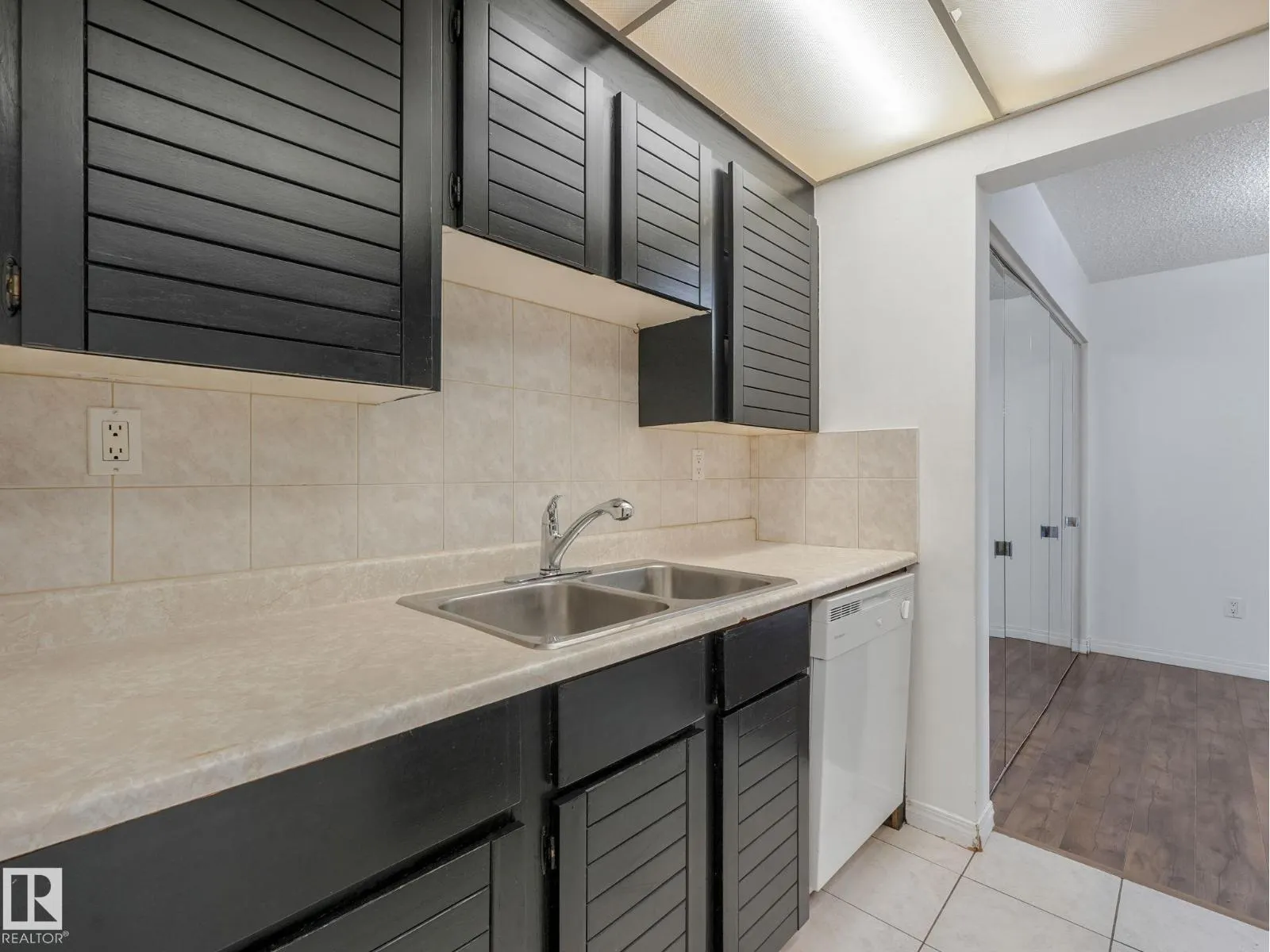 #107 10421 93 ST NW